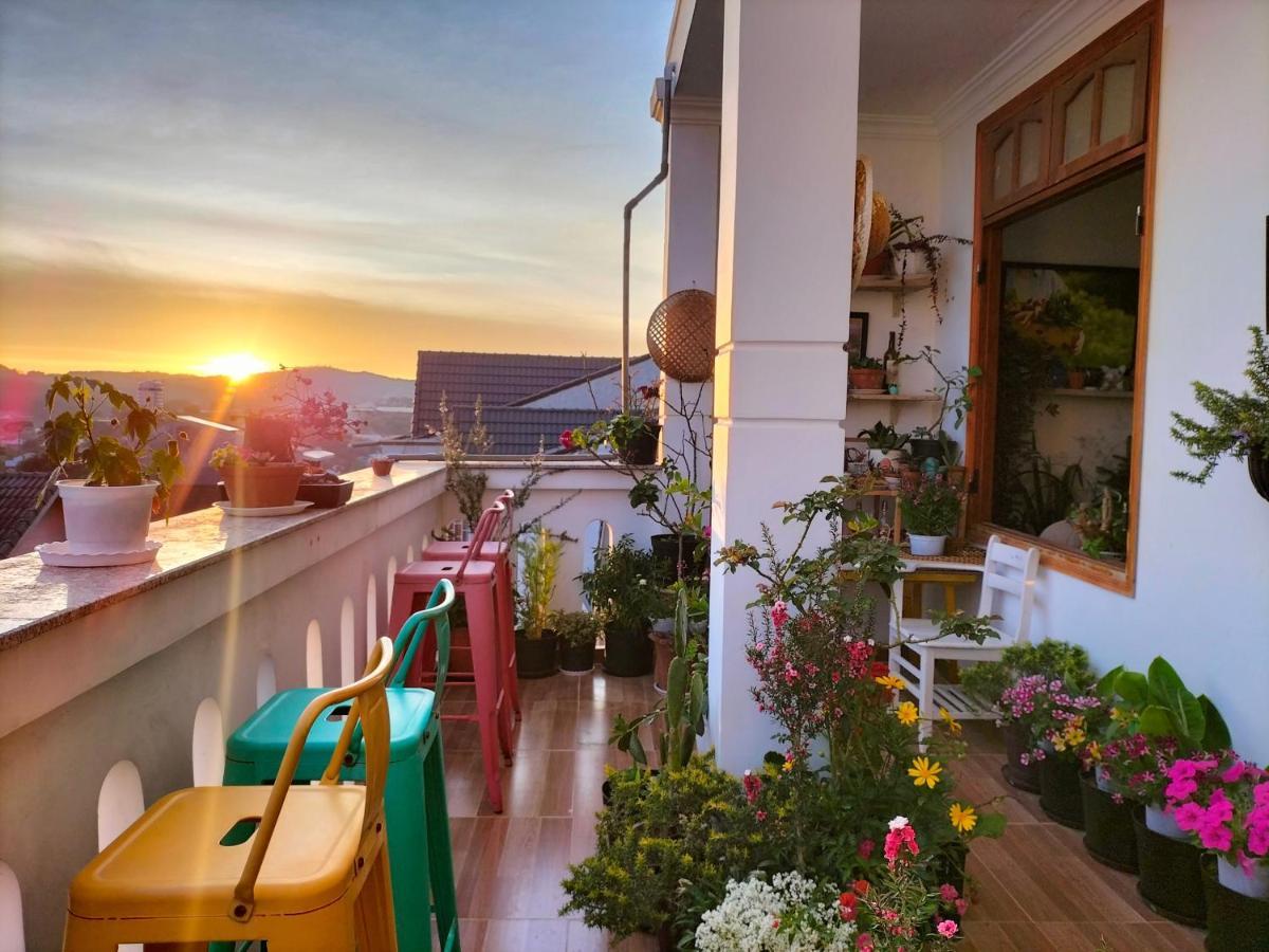 Strawberry Hotel Dalat エクステリア 写真