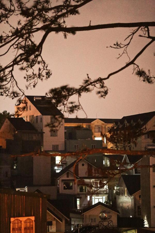 Strawberry Hotel Dalat エクステリア 写真